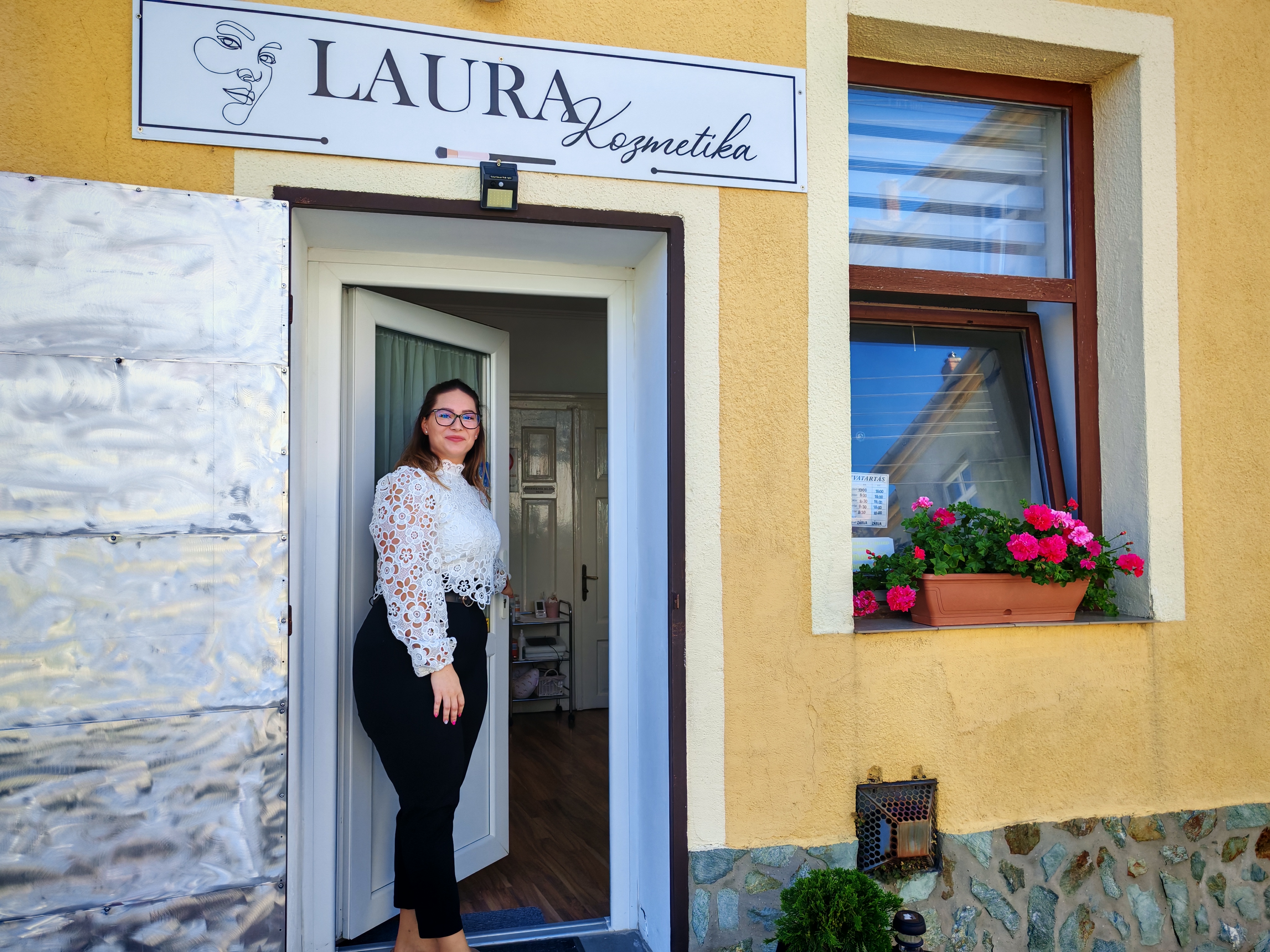 Fiatal tehetség és szakmai elhivatottság – látogatás Pálfi Laura kozmetikusnál