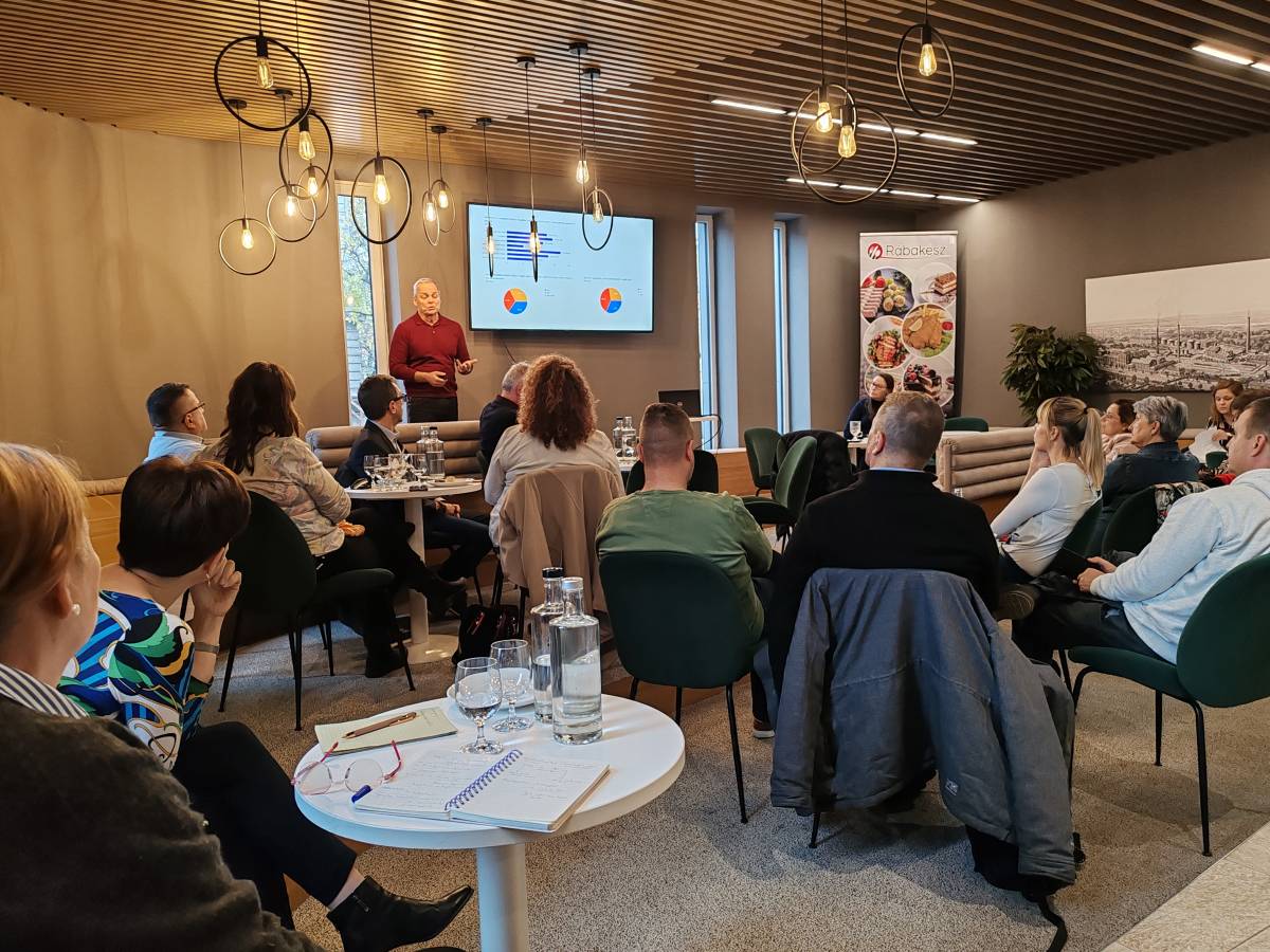 Újabb izgalmas témák kerültek napirendre a Plato Péntek novemberi találkozóján