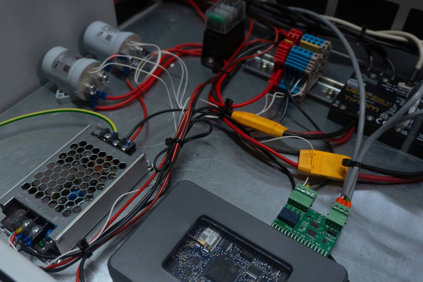 Elektromos rásegítéssel rendelkező hajtásláncot fejlesztettek ipari komissiózó kocsihoz